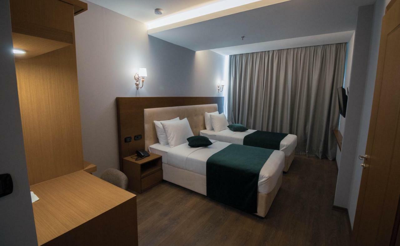 Albanopolis Hotel Tirana Bagian luar foto