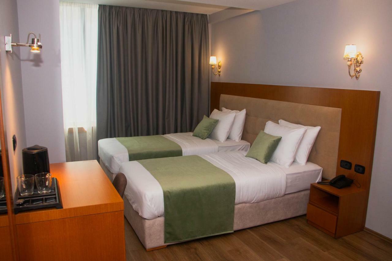 Albanopolis Hotel Tirana Bagian luar foto